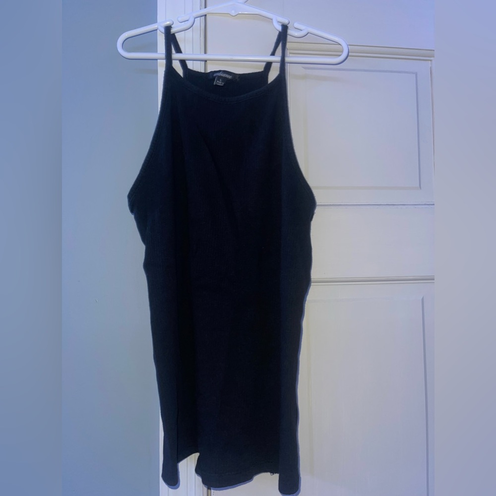 Solid black tank in great condition